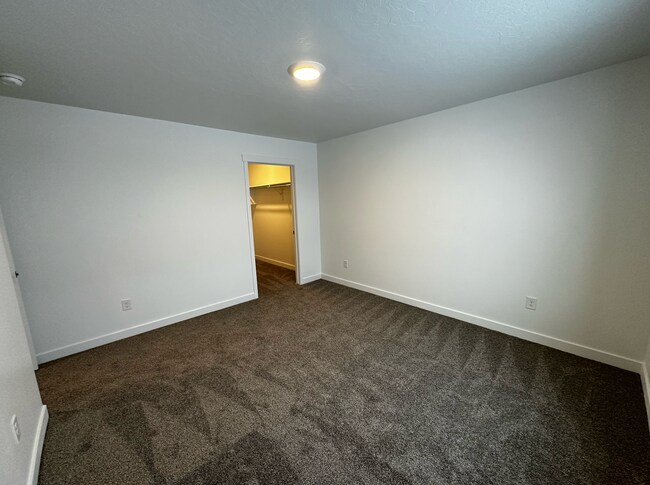 Building Photo - Beautiful Three Bedroom Home