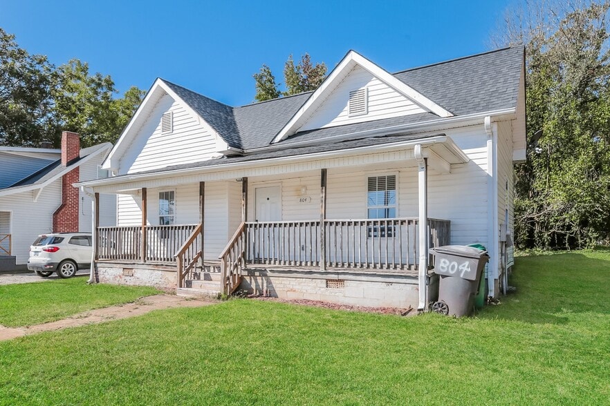 Building Photo - 804 S Elm St