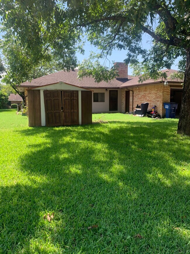 Building Photo - 919 Magnolia Ln