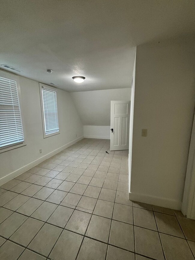 Building Photo - Spacious 6-Bedroom Home with Modern Update...