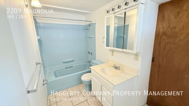 Building Photo - 2209 Magnolia-