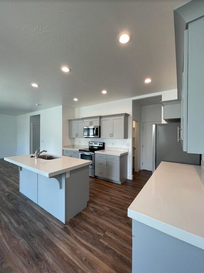Building Photo - Beautiful 4 bedroom 2.5 bathroom available in Eagle Mountain