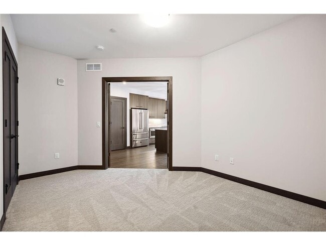 Building Photo - 253 Lake St E