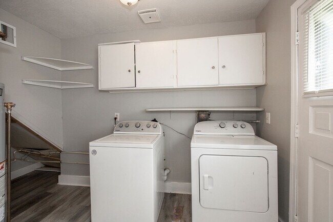 Building Photo - 3 bedroom/1 bath Single House!