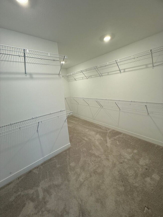 Building Photo - 1046 Elmwood Ln