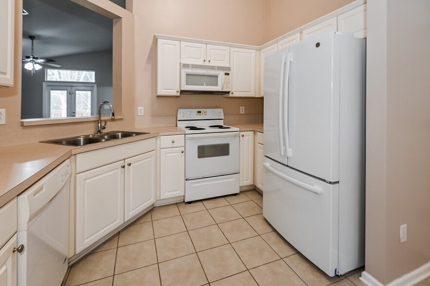 Building Photo - 2112 S Cranbrook Ave