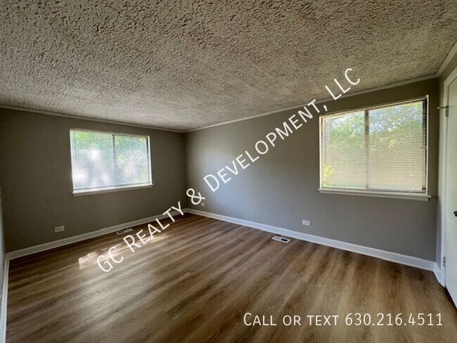 Building Photo - 403 Pinetree Ln