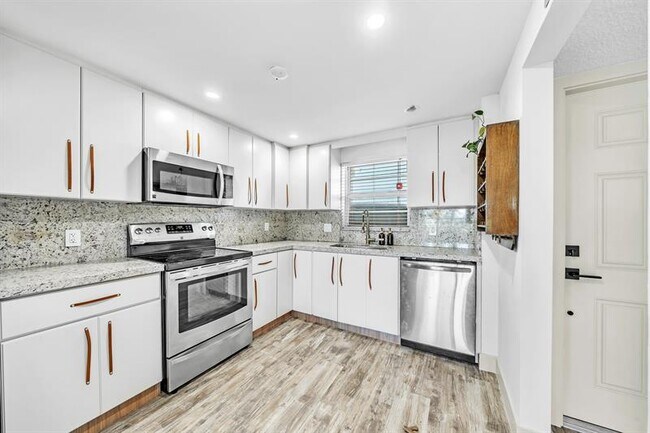 Building Photo - 3051 NE 48th St