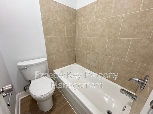 Building Photo - 740 Ledyard Pl