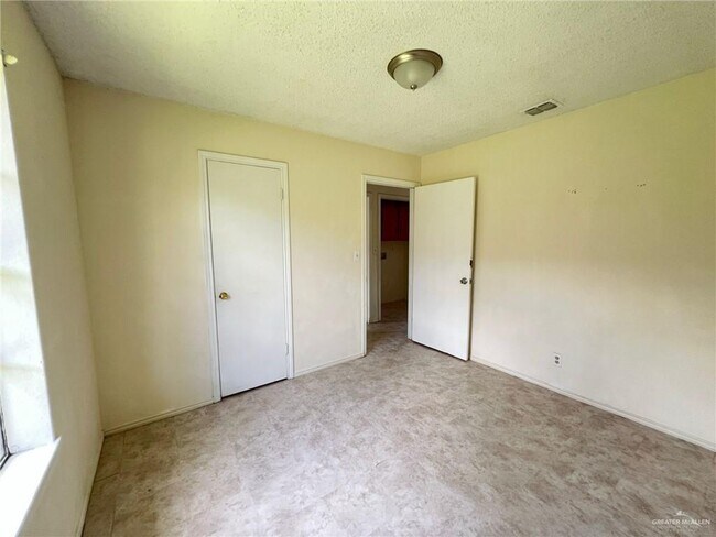 Building Photo - 207 N Cougar St