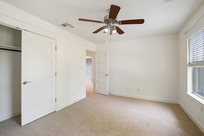 Building Photo - Beloved 3 Bedroom, 2.5 Bath Home in Brentwood