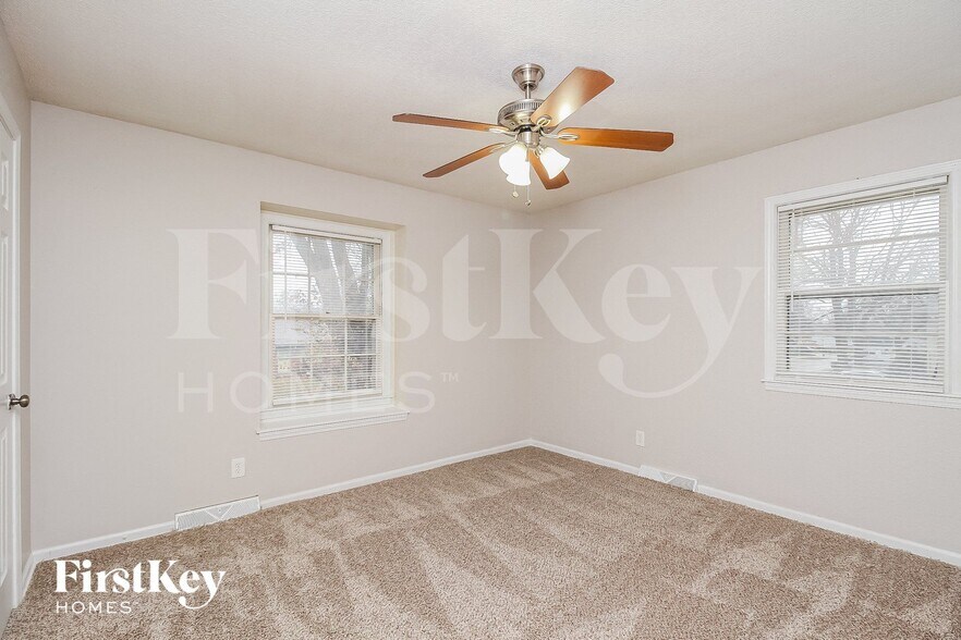 Building Photo - 9214 Farley Ave