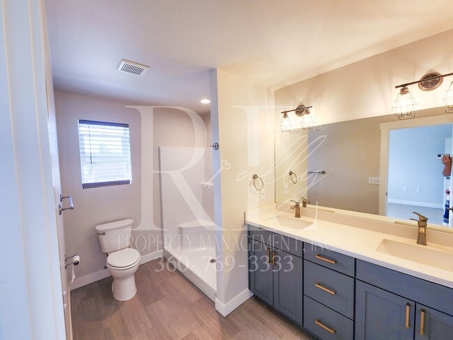 Building Photo - Modern, Spacious, & Conveniently Located H...