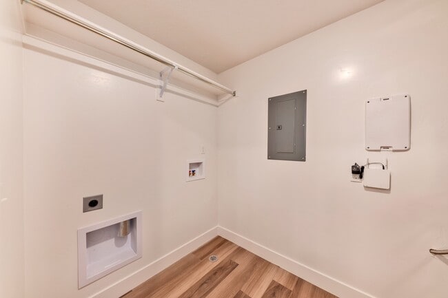 Building Photo - Beautiful Smart Home 3 Bed, 2 bath in Clea...
