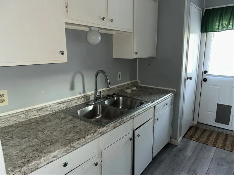 Building Photo - 1026 Northcliff Dr