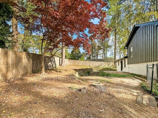 Building Photo - 651 Inglis Dr S E