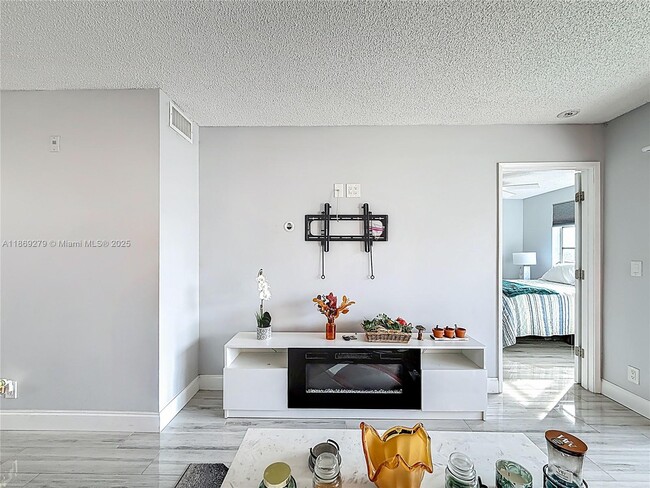 Building Photo - 2228 N Cypress Bend Dr