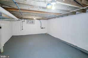 Building Photo - 320 Iona Ave