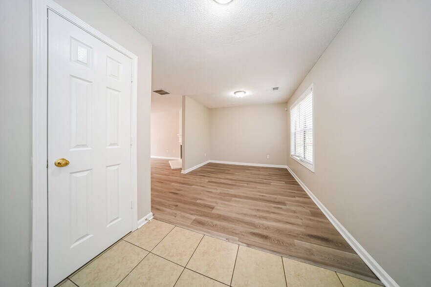 Building Photo - 7130 Ravenwood Ln