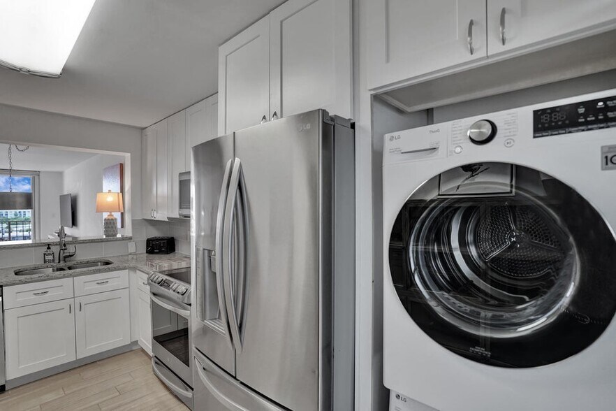 Building Photo - 3581 S Ocean Blvd