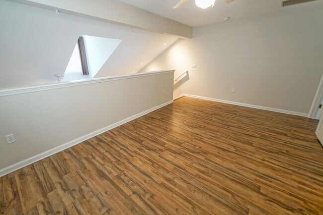 Building Photo - UPDATED 2 Bed / 2 Bath with LOFT in Summer...