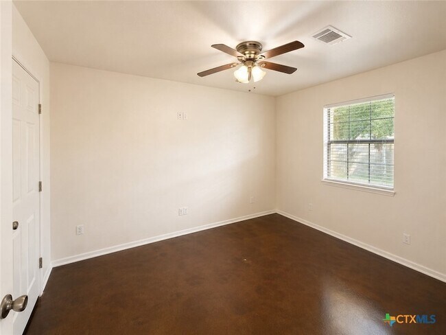 Building Photo - 661 W Austin St
