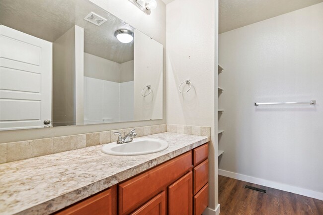 Building Photo - Newer 3 Bedroom Home in Kuna _ Pet Friendl...