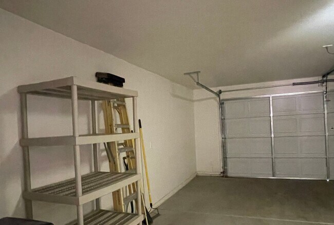 Building Photo - Occupied Do not disturb Tenant - 2 Bedroom...