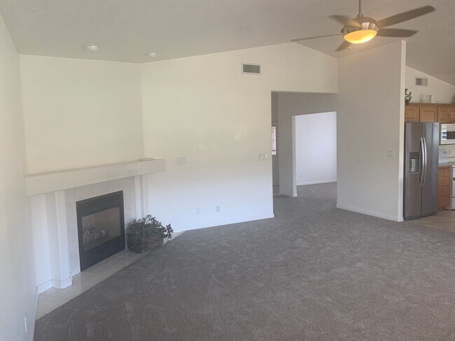 Building Photo - Wonderful 3 Bed 2 Bath Single Story on Sou...