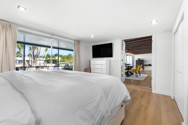 Building Photo - 273 Tropic Dr