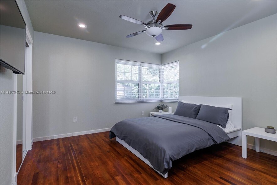 Building Photo - 250 NE 48th St