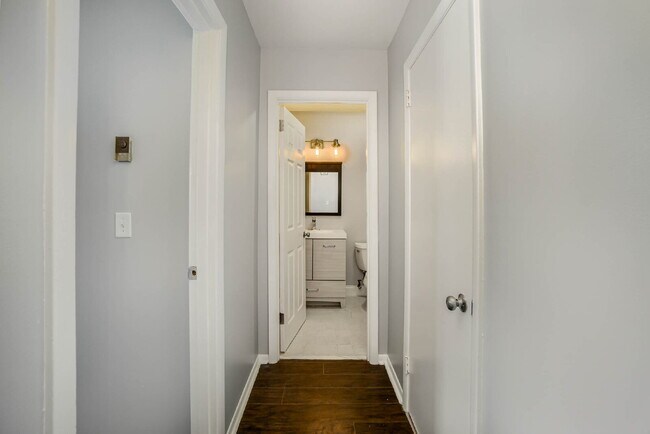 Building Photo - 1 bedroom 1 badroom condo in Franklin