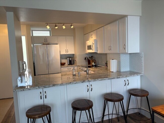 Building Photo - Makaha Valley Towers - One Bedroom