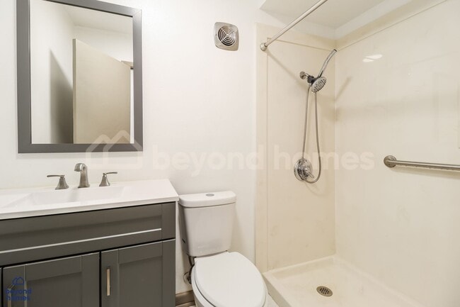 Building Photo - Beautifully Updated 4 Bedroom Home with Stunning Lakefront Views!