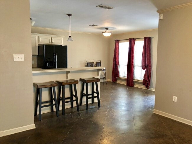 Building Photo - 3 br 2 ba house near park on Dead-end stre...