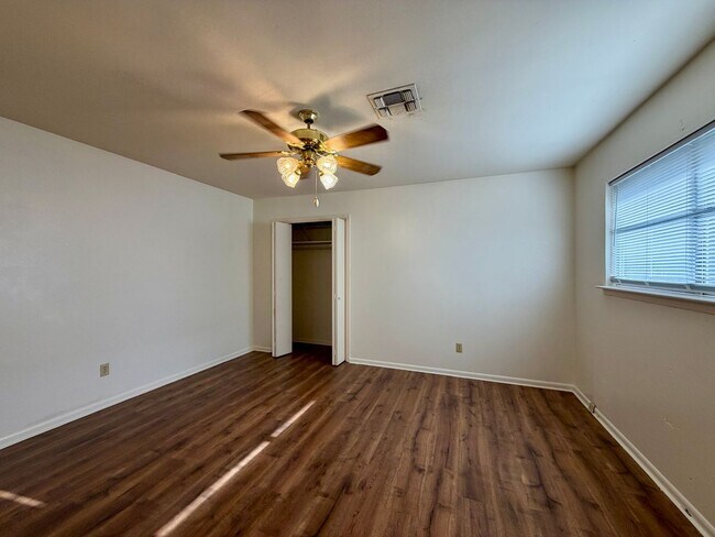 Building Photo - Duplex *LEASING SPECIAL AVAILABLE*