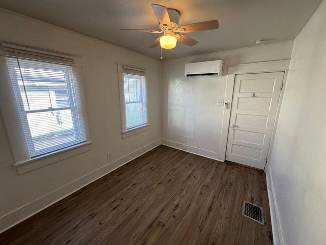 Building Photo - Centrally located 2 bedroom house