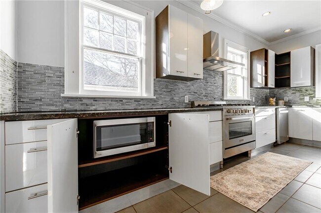 Building Photo - 628 Cooledge Ave NE