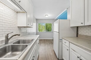 Building Photo - 550 Harding Plz