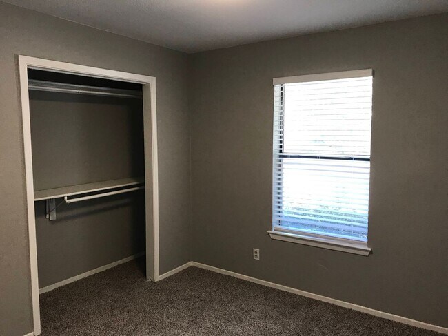 Building Photo - 118 Maple St