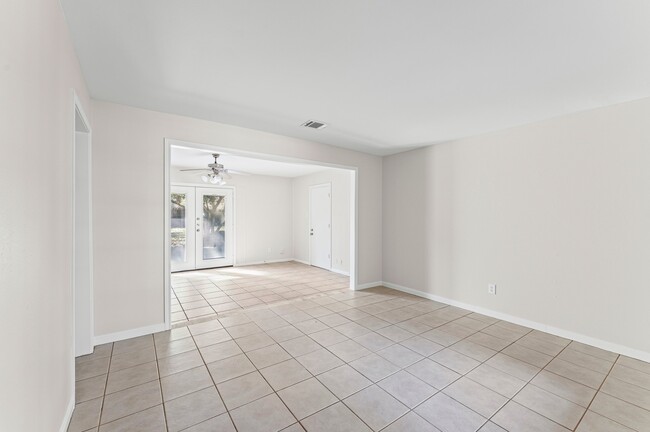 Building Photo - 3427 Dovie Dr