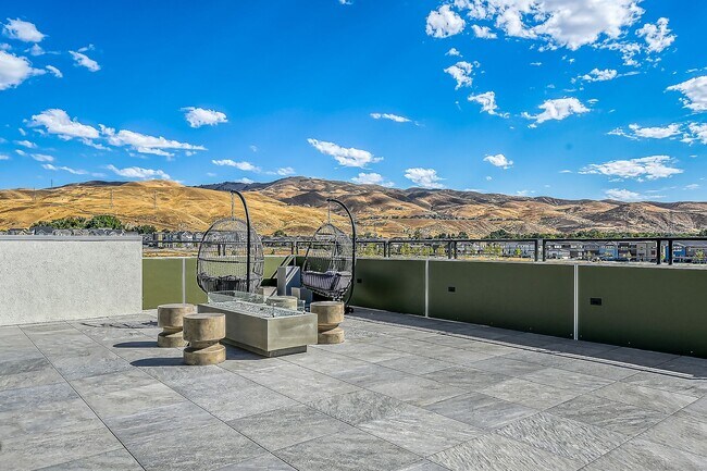 Building Photo - Luxury Condo steps from the Boise River an...