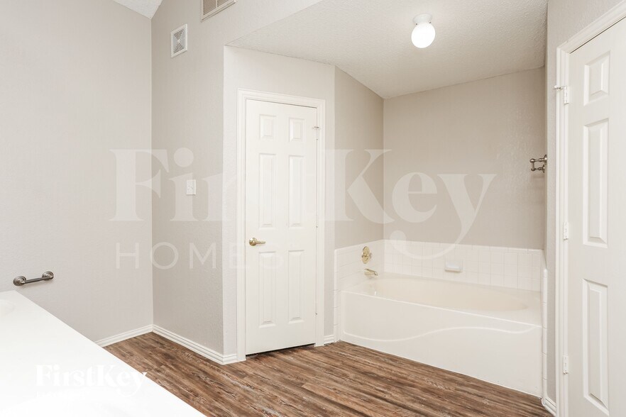 Building Photo - 5902 Silverpoint Ct
