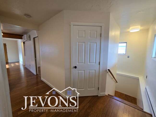 Building Photo - Move-in special: Get $500 off your first month’s rent!