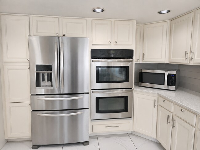 Building Photo - 1017 S 88th St