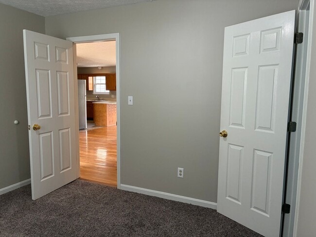 Building Photo - **NEW PRICE**   **New Paint**   **New Carpet**  Ready for YOU!!