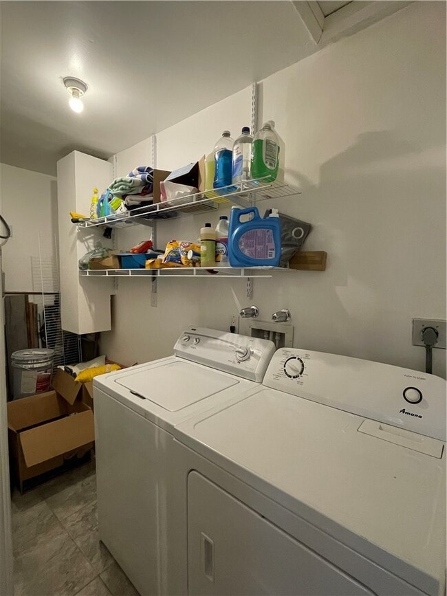 Building Photo - 2677 Country Club Dr