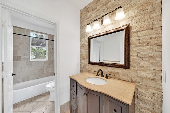 Building Photo - 5878 Bay Hill Cir