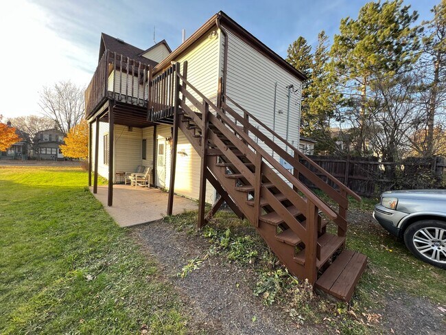 Building Photo - Upper Level 2 Bedroom Apartment - AVAILABLE TODAY