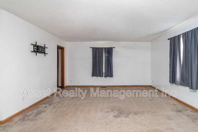 Building Photo - 817 Ridgeview Dr